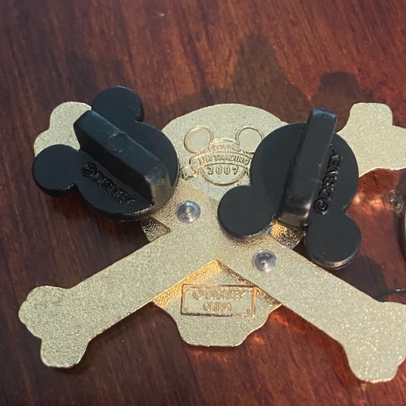 2007 Pirates of the Caribbean Gem Skull and Bones Disney Parks Pin - Picture 4 of 4